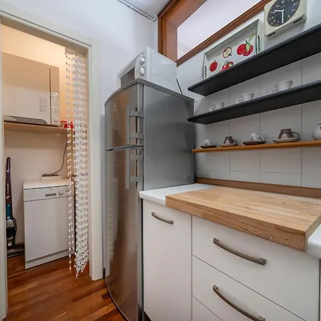 Guesthost - Lovely In