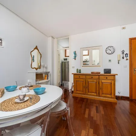 Guesthost - Lovely In Apartamento