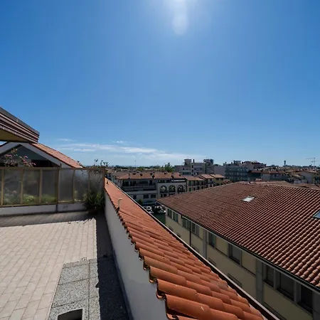 Guesthost - Lovely In