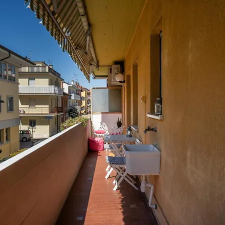 Guesthost - Lovely In *